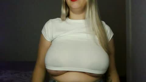 Snapshot of tateisblonde chatting on March 8, 10:35 pm tateisblonde online show from March 8, 10:35 pm