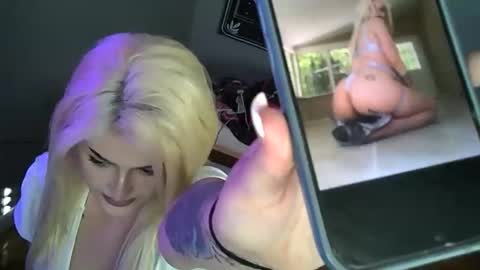 Snapshot of taterthawt chatting on April 15, 9:26 pm Riley Jade online show from April 15, 9:26 pm