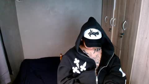 Snapshot of tattooguy1209 chatting on November 12, 5:19 am zareen online show from November 12, 5:19 am