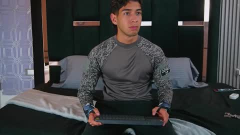 Snapshot of taylorsmiths_ chatting on November 25, 3:06 am taylorsmiths_ online show from November 25, 3:06 am