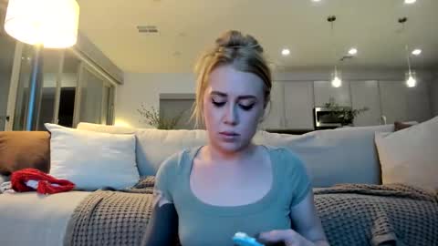 Snapshot of taylorxxxrae chatting on February 6, 3:22 am Taylor Rae online show from February 6, 3:22 am