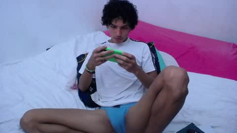 Snapshot of tayronx33 chatting on December 17, 4:11 pm Tayron online show from December 17, 4:11 pm