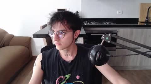 Teo independent model online show from June 18, 5:28 pm