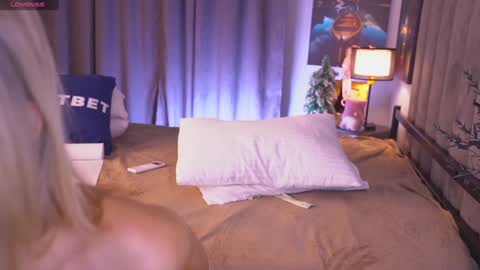 Snapshot of telladreamer_ chatting on December 18, 2:28 pm Tella online show from December 18, 2:28 pm