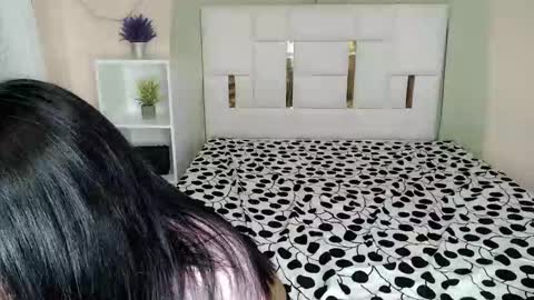 YOGIRL MAXINE online show from April 11, 8:35 pm