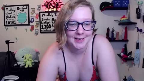 Snapshot of ten_tickle_pixie chatting on December 22, 11:24 pm Pixie and Tentacle Overlord online show from December 22, 11:24 pm