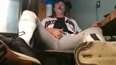 Snapshot of tennredneck chatting on May 1, 12:37 am Tennredneck online show from May 1, 12:37 am