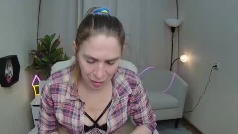 Snapshot of tessadaybreak chatting on April 24, 7:22 am tessadaybreak online show from April 24, 7:22 am