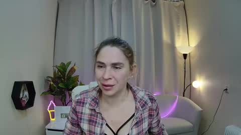 Snapshot of tessadaybreak chatting on May 1, 7:02 am tessadaybreak online show from May 1, 7:02 am
