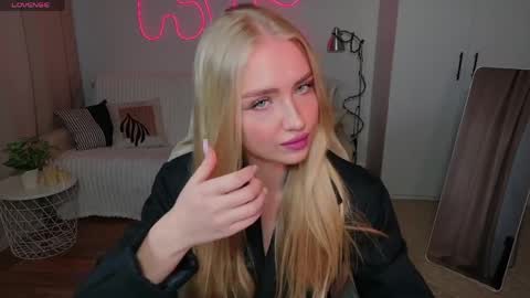 TessaHamilton online show from April 4, 9:51 am