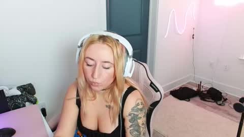 Snapshot of thaliacollinsss chatting on February 13, 4:47 pm thaliacollinsss online show from February 13, 4:47 pm