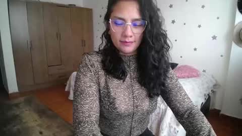Snapshot of thaliacooper chatting on October 17, 6:43 pm online show from October 17, 6:43 pm
