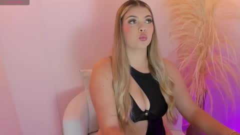 Snapshot of thaliafox_ chatting on February 10, 10:25 pm Thalia online show from February 10, 10:25 pm