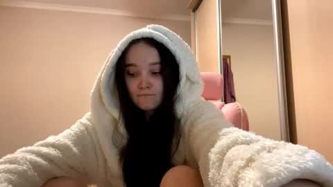 Snapshot of thaliakuchem chatting on February 21, 2:18 pm Yumi online show from February 21, 2:18 pm