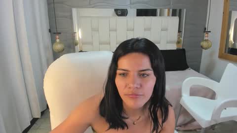 Snapshot of thalialopez chatting on March 9, 7:12 am Thalia online show from March 9, 7:12 am