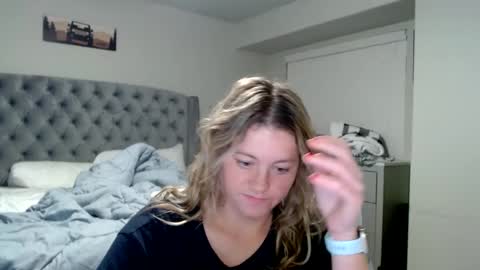 Snapshot of thatprettyblondegirl chatting on December 7, 2:42 am thatprettyblondegirl online show from December 7, 2:42 am