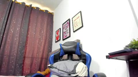 Snapshot of the_skinnyguys chatting on July 5, 9:33 pm the_skinnyguys online show from July 5, 9:33 pm