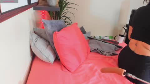 Snapshot of the_widow_kristen chatting on December 19, 8:34 pm K R I S T E N online show from December 19, 8:34 pm