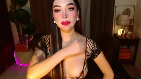 thea_whong online show from April 15, 7:37 am
