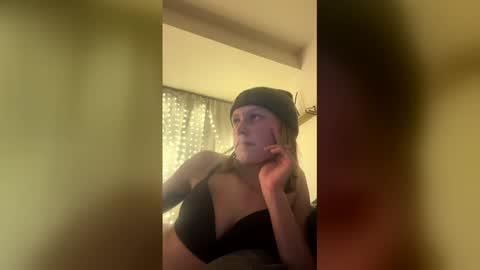 Snapshot of theborderline14 chatting on February 17, 6:43 am theborderline14 online show from February 17, 6:43 am