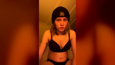 Snapshot of theborderline14 chatting on March 2, 5:19 am theborderline14 online show from March 2, 5:19 am