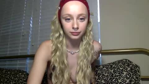 Snapshot of theetinyydancerrr chatting on March 20, 11:42 pm theetinyydancerrr online show from March 20, 11:42 pm