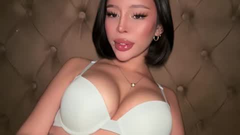 Elle  dont forget to folloW me and thumbs up online show from March 21, 1:43 am