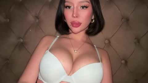 Elle  dont forget to folloW me and thumbs up online show from March 30, 12:06 pm