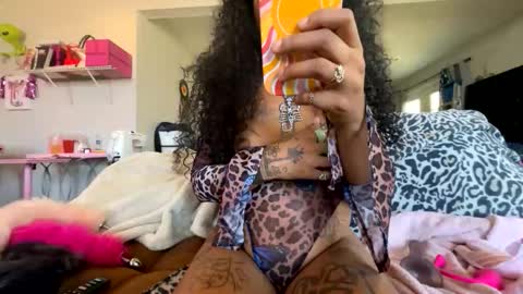 Snapshot of themoodywitch chatting on November 12, 6:41 pm the moody witch online show from November 12, 6:41 pm