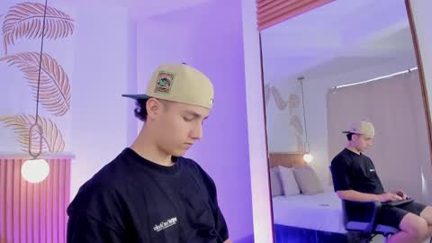 Snapshot of theohawke_ chatting on December 15, 1:32 pm THEO- MATEO online show from December 15, 1:32 pm