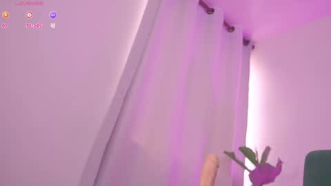 Snapshot of therealpeach_ chatting on December 14, 2:21 pm online show from December 14, 2:21 pm