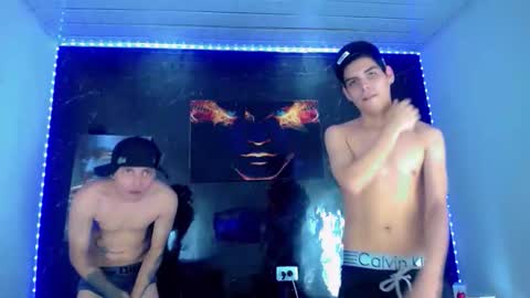 Snapshot of theshamefulboys chatting on June 11, 12:32 am David y Daniel online show from June 11, 12:32 am