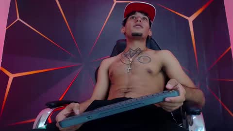 Snapshot of theskinny8inch_ chatting on January 19, 5:26 am theskinny8inch_ online show from January 19, 5:26 am