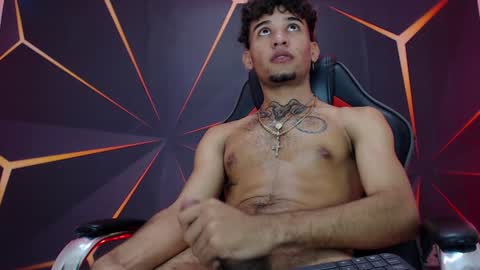 Snapshot of theskinny8inch_ chatting on January 25, 10:19 am theskinny8inch_ online show from January 25, 10:19 am