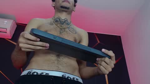 Snapshot of theskinny8inch_ chatting on January 28, 5:22 am theskinny8inch_ online show from January 28, 5:22 am