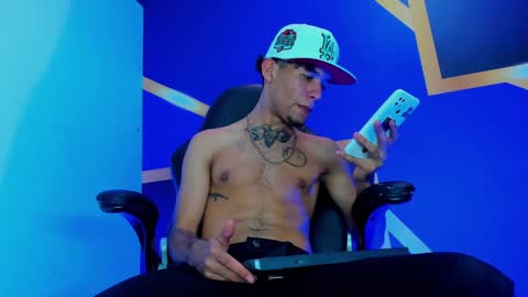 Snapshot of theskinny8inch_ chatting on February 6, 10:59 am theskinny8inch_ online show from February 6, 10:59 am