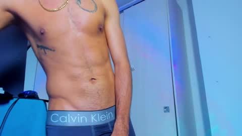 Snapshot of theskinny8inch_ chatting on March 9, 11:47 am theskinny8inch_ online show from March 9, 11:47 am