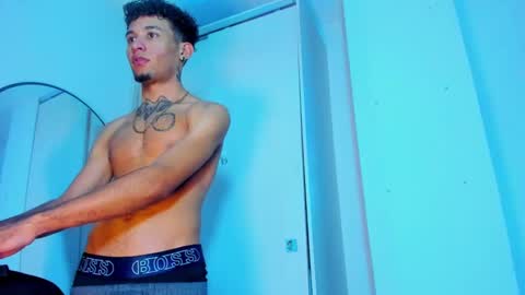 Snapshot of theskinny8inch_ chatting on March 12, 8:41 am theskinny8inch_ online show from March 12, 8:41 am