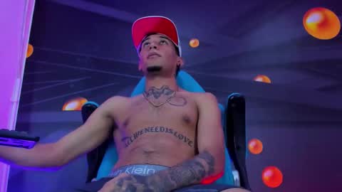 Snapshot of theskinny8inch_ chatting on October 19, 10:43 pm theskinny8inch_ online show from October 19, 10:43 pm