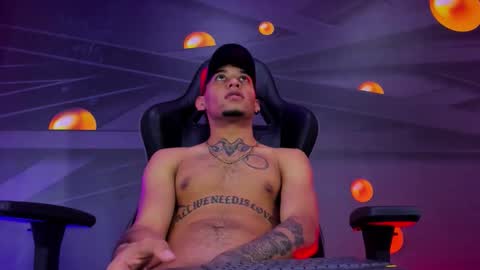 Snapshot of theskinny8inch_ chatting on October 20, 11:05 pm theskinny8inch_ online show from October 20, 11:05 pm