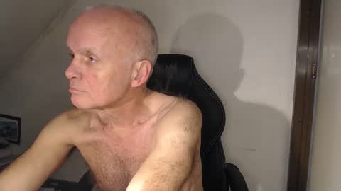 Snapshot of thestrip01 chatting on December 4, 8:34 am NudeDJ online show from December 4, 8:34 am