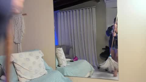 Snapshot of thiago_moretti chatting on February 7, 9:02 am THIAGO online show from February 7, 9:02 am