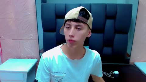 Snapshot of thiago_twink38 chatting on February 4, 7:14 am thiago_twink38 online show from February 4, 7:14 am