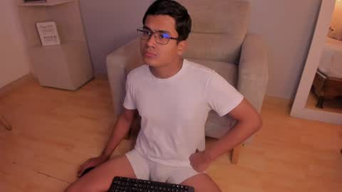 Snapshot of thiagovega_ chatting on April 15, 4:08 am thiagovega_ online show from April 15, 4:08 am