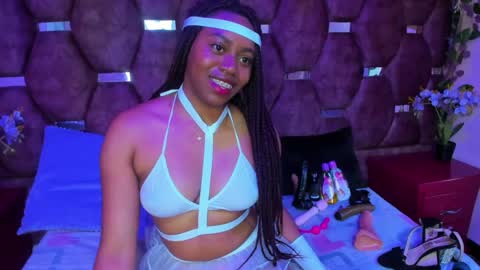 thiana_taylor online show from September 16, 7:37 pm