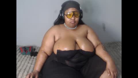thickassmamie26 online show from May 30, 8:11 am