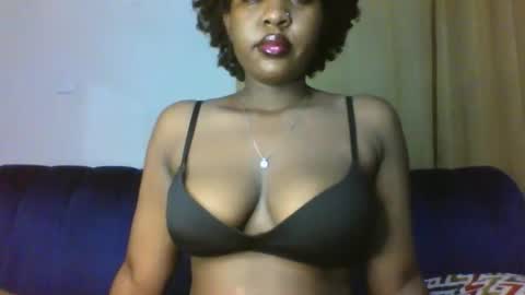 Snapshot of thickyannah2 chatting on November 7, 1:05 am thickyannah online show from November 7, 1:05 am
