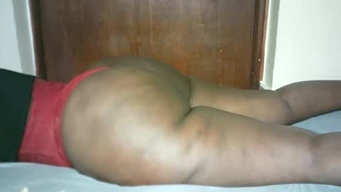 Snapshot of thickybabe_05 chatting on February 14, 9:13 am thickybabe_05 online show from February 14, 9:13 am