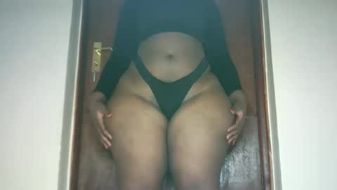 Snapshot of thickybabe_05 chatting on February 19, 8:20 pm thickybabe_05 online show from February 19, 8:20 pm