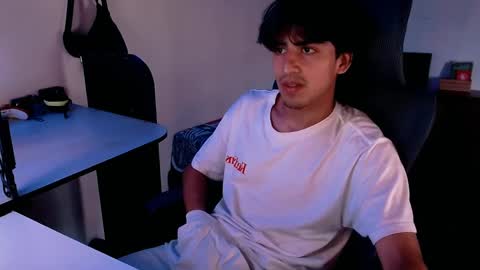 Snapshot of thieves_us chatting on December 10, 5:44 pm thieves_us online show from December 10, 5:44 pm